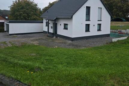 Einfamilienhaus mit Doppel-Garage - Vöhl
