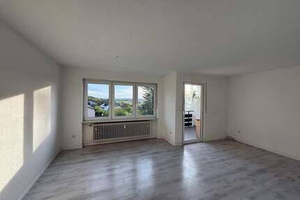 Provisionsfrei & bezugsfähig! Nette 3-Zimmer-Wohnung mit Südwestloggia, ca. 77,6 qm im 1.OG in ruhiger Hanglage - Dietersheim