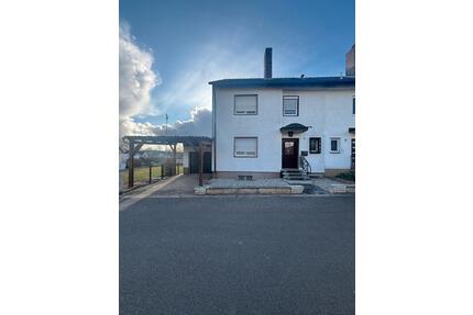 frisch renovierte Doppelhaushälfte in Uehlfeld - Bezug ab sofort!