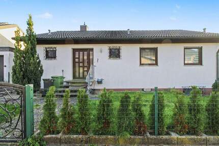 Zögern Sie nicht: Gepflegtes Einfamilienhaus mit Garten, Garage und 3 Freistellplätzen - Adelsdorf Aisch