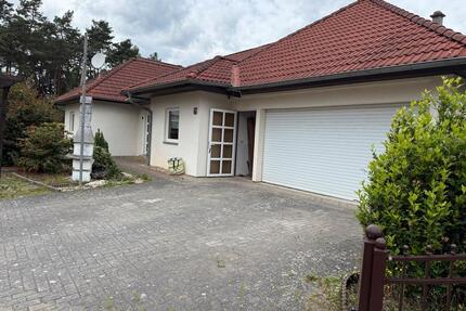 Großzügiger Bungalow mit Einliegerwohnung, Pool und Doppelgarage - Neuhausen/Spree