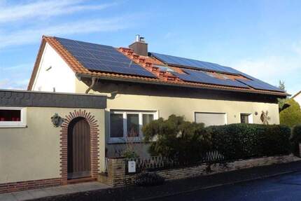 Wertheim-Hofgarten: sehr gepflegtes Wohnhaus mit drei Wohnungen