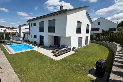 Exklusives Einfamilienhaus mit Pool und Doppelgarage in Parsberg