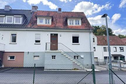 Doppelhaushälfte auf schönem Grundstück in zentraler Lage Helsas