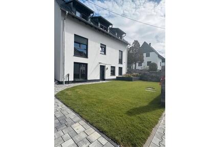 Moderne 4-Zimmer-DG Wohnung mit Balkon,Klima&Stellplatz in Südost - Wiesbaden