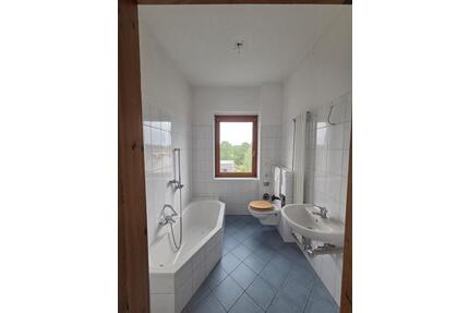 Großzügige 3-Zimmer mit Laminat, Küchenofen, Kachelofen und offener Küche in zentraler Lage! - Meerane