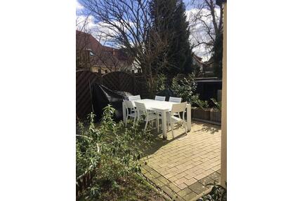 Kleines Haus mit Terrasse und Balkon in Lage zu verkaufen