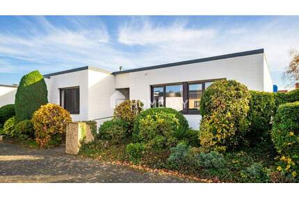 Winkelbungalow mit nicht einsehbarem Garten, Südwestterrasse und 2 Garagen in Bonn
