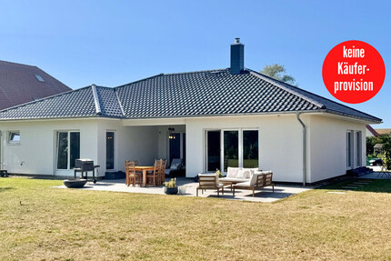 HORN IMMOBILIEN ++ Winkelbungalow 5 km bis Neubrandenburg, Baujahr 2022, Doppelgarage + Carport - Sponholz