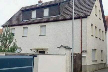 Zweifamilienhaus mit großem Grundstück und viel Potential durch Nebengebäude und Baugrund - Darmstadt - Eberstadt