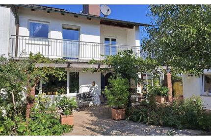 Charmante Doppelhaushälfte mit Wintergarten und großem Garten - Moorenweis