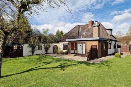 Gepflegtes Einfamilienhaus mit Wintergarten, Garage und großem Garten - Hennstedt