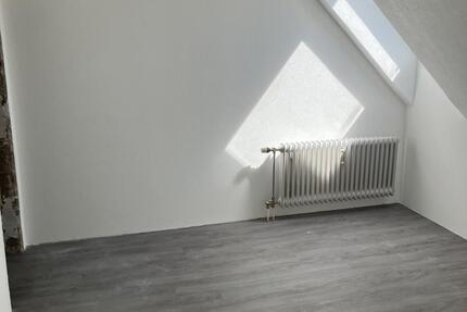 Moderne 2-Zimmer-DG-Wohnung mit neuer EBK & Stellplatz - Nürtingen