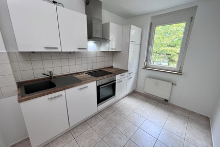 Idyllisch wohnen! 3-Raum Wohnung mit Einbauküche, Wanne und Süd-Balkon. - Gera