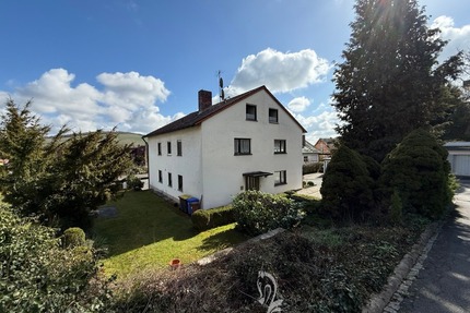 Zwei- bis Dreiparteienhaus in zentraler Lage mit Einliegerwohnung und Ausbaupotenzial im DG - Zell am Main