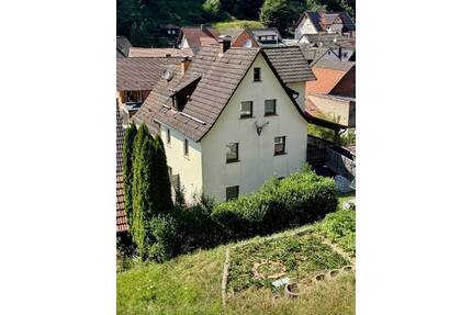 Mit Potential! Zweifamilienhaus mit Doppelcarport und Gartenhaus - Heigenbrücken
