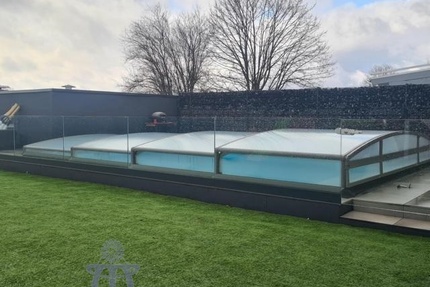 Modernes luxuriöses Wohnhaus, Bungalowstil, mit Außenpool, in schöner Stadtrandlage - Homburg