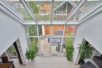 Ruhe genießen, bestens angebunden: Einfamilienhaus mit Einliegerwohnung und S-Bahn-Anschluss - Ostelsheim