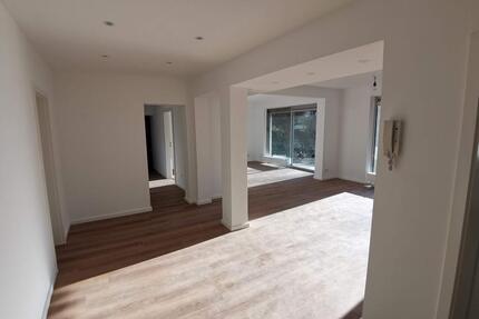 Frisch saniert: Großzügige 6-Zimmer-Wohnung mit Privatgarten - Hilden