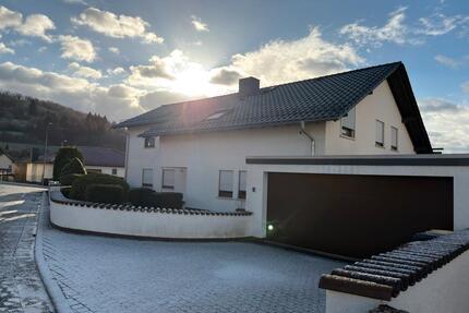 Sehr gepflegtes Zweifamilienhaus - Glauburg