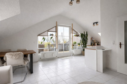 Helle 2 Zimmer Dachgeschosswohnung | großer Balkon | bezugsfrei - Gersthofen