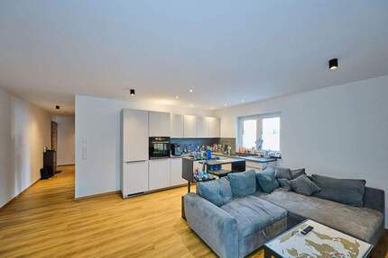 Terrassen-Traum in Straubing: Stylische 2-Zimmer-Wohnung (Bj. 2022) mit Gartenanteil & Luxus-Küche