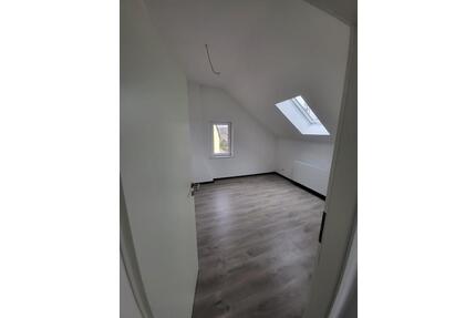 Sanierte Dachgeschosswohnung, ab sofort ! - Saarbrücken St. Arnual