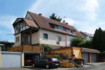 AUMÜLLER-Immobilien - Zum großen Teil modernisierte DHH mit Garten und drei Garagen mit viel Stauraum - Birstein