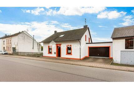 Hier wohnt, wer das Echte schätzt: charmantes EFH mit Einliegerwohnung, großem Garten und Garage - Merzig - Besseringen