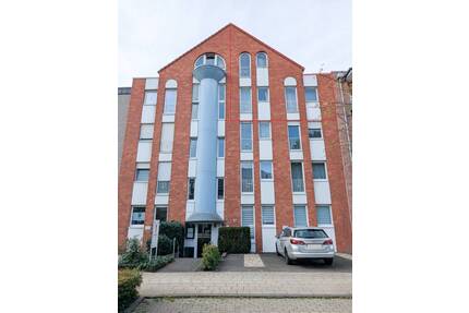 Top-Wohnung mit Aufzug, Klima, Balkon, Dachterrasse und Pkw-Stellplatz in Grevenbroich