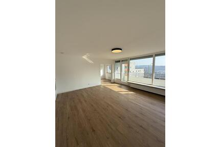Sanierte 2 ZKB-Wohnung, Balkon, Aufzug & Garage im Herzen von Siegen!