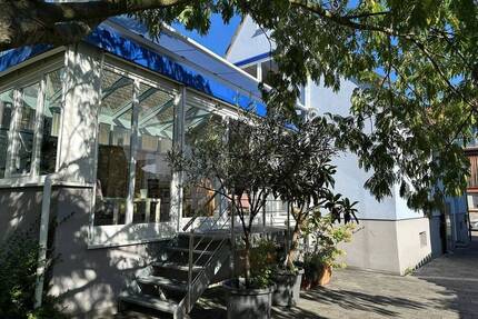 Einfamilienhaus mit modernem Wintergarten, Scheune und Obstgarten in Stutensee-Spöck