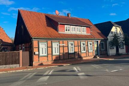 Denkmalgeschütztes Fachwerkhaus mit Nebengebäude und Garage - Bleckede