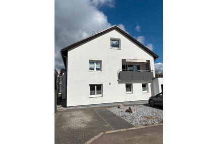 Helle 4,5 Zimmer Wohnung mit Balkon und Doppelcarport - Täferrot