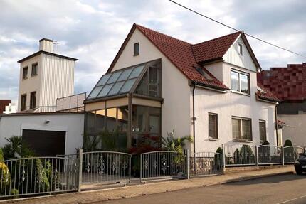 Wohnhaus mit großem Nebengebäude (ehem. Tischlerei) in Plaue