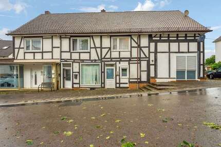 Haus zum Kaufen in Bad Emstal 170.000,00 € 245 m²