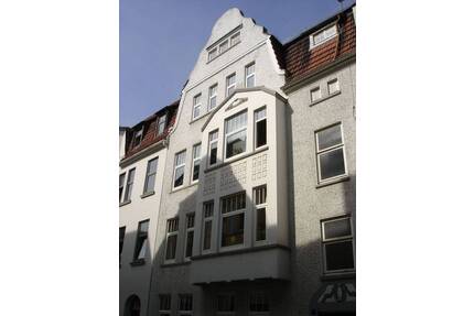 Alte Neustadt – Charmante 4-Zimmer-Wohnung im Obergeschoss eines denkmalgeschützten Altbremer Hauses - Bremen