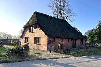 Heiligenstedtenerkamp: Reetdachkate mit zusätzlichem Wohnhaus auf großzügigem Grundstück