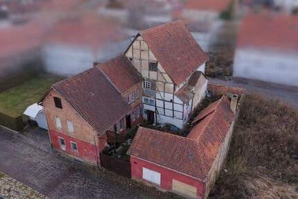 Im Herzen von Hofgeismar wartet dieses Anwesen auf Ihren kreativen Neustart!