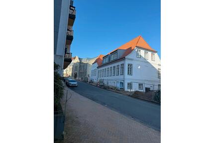 Schöne modernisierte 2-Zimmer-Dachgeschosswohnung mit Einbauküche in Flensburg