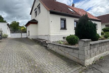 Doppelhaushälfte mit großem Grundstück u. 2 Garagen - Bad Gandersheim