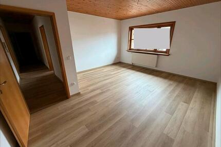 3 Zimmerwohnung, Küche, Bad und Kellerabteil - Floh-Seligenthal