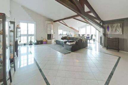 Architektonisches Highlight: Wohnung mit Hauscharakter, Kamin, Garten & zwei Balkonen in Bedburg