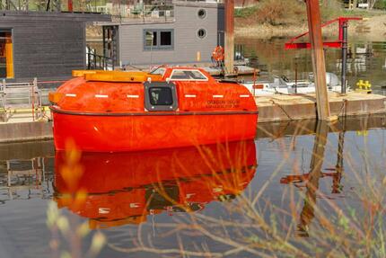 Außergewöhnliches Hausboot in Hamburg - ausgebautes Rettungsboot