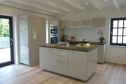 HAUS im HAUS - TERRASSENWOHNUNG mit NEUEM BAD, EINBAUKÜCHE plus GARAGE zeitgemäß MODERNISIERT! - Meerbusch