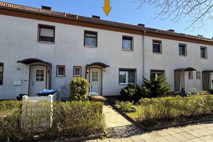 Attraktive Gelegenheit in Wolfen: Reihenmittelhaus mit gepflegtem Garten, Terrasse & Ausbaureserve - Bitterfeld-Wolfen