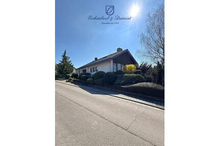 Freistehendes Einfamilienhaus mit ELW, Garten und 2 Garagen - Riegelsberg