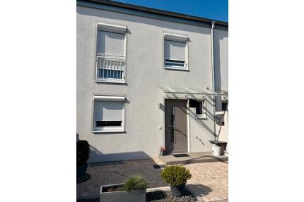 Modernes Reiheneckhaus, Massivbau, Vollisoliert, Energieeffizienz - Poing