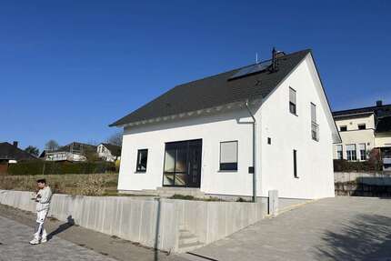Haus zum Kaufen in Langgöns Oberkleen 649.000,00 € 200 m²