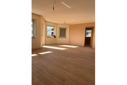 4 Zimmer Wohnung mit 2 Balkone und Garage - Willroth